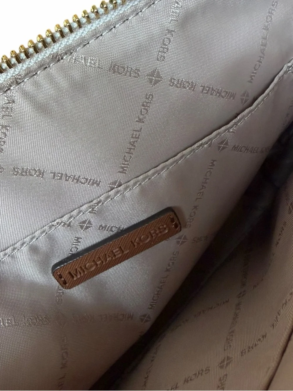 Michael Kors Jet Set Travel Md Dome Crossbody Vanilla 35F1GTVC6B